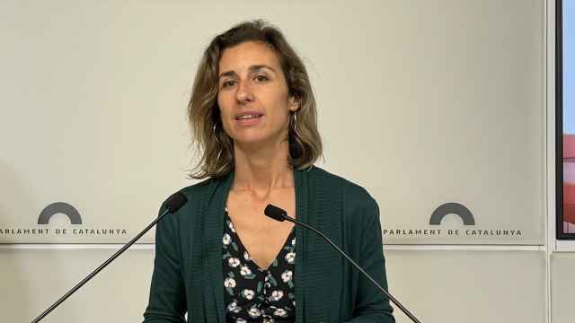 La diputada y candidata a la presidencia de la Generalitat por la CUP, Laia Estrada, en una rueda de prensa en el Parlament de Catalunya