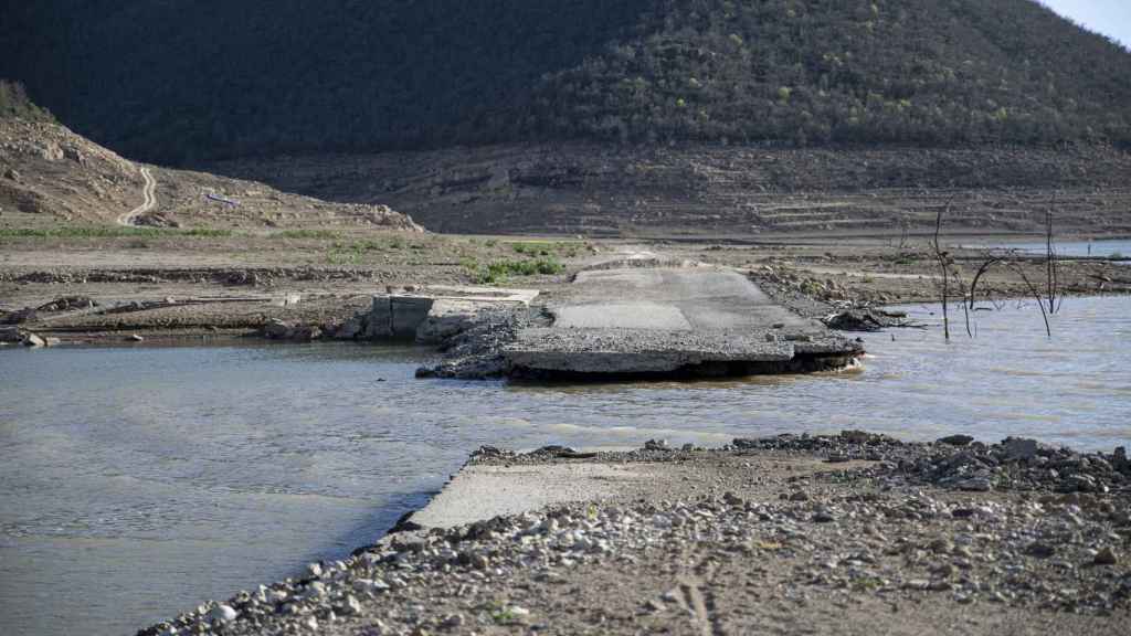 Pantano de Rialb, gravemente afectado por la sequía, en niveles de agua mínimos