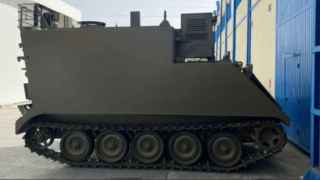 La compañía española de defensa SDLE entrega un nuevo tanque acorazado al Ejército de Tierra
