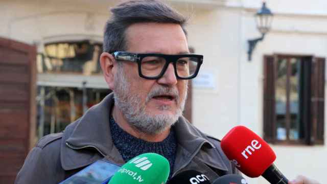 Lluís MIjoler, el alcalde de El Prat de Llobregat, en un contacto con los medios