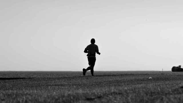 Imagen de archivo de una persona corriendo por el campo