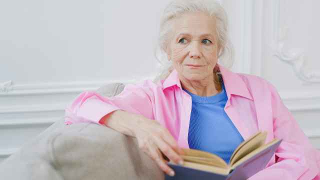 Una mujer mayor con un libro