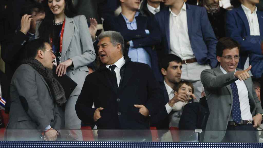 Joan Laporta disfruta en el Metropolitano junto al alcalde de Madrid, José Luis Martínez-Almeida