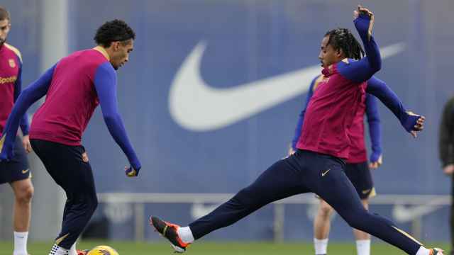Raphinha y Koundé durante un entrenamiento con el Barça