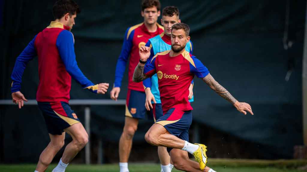 Iñigo Martínez, en un entrenamiento del primer equipo del Barça con el juvenil