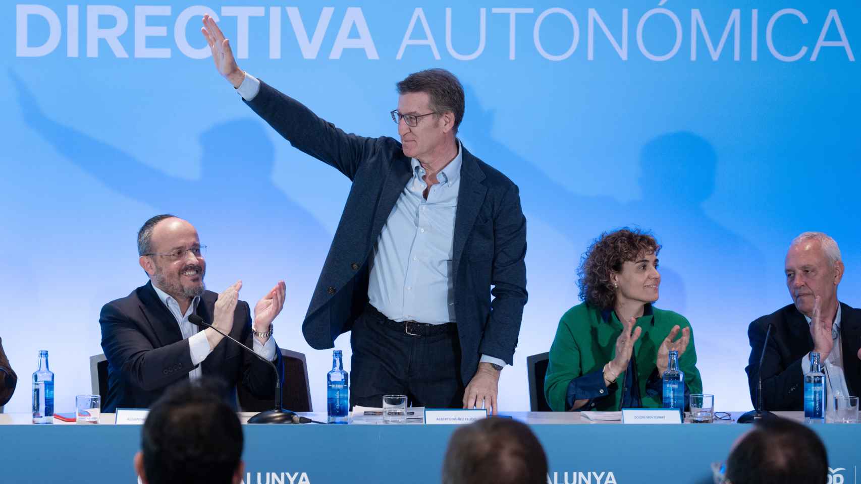 El presidente del PP de Cataluña y candidato a las elecciones catalanas, Alejandro Fernández (i) y el líder del PP, Alberto Núñez Feijóo (c), durante un acto de la Junta Directiva Autonómica del PP de Catalunya
