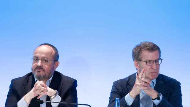 El presidente del PP de Cataluña y candidato a las elecciones catalanas, Alejandro Fernández (i) y el líder del PP, Alberto Núñez Feijóo (d)