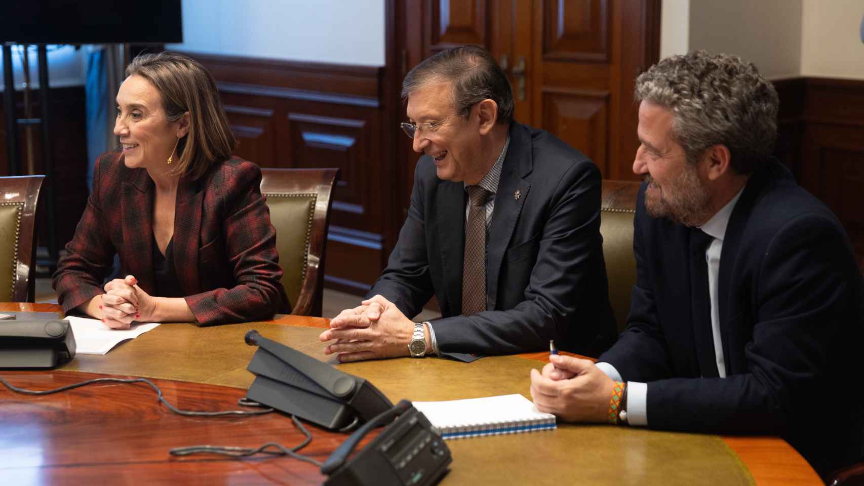 (I-D) La secretaria general del Partido Popular, Cuca Gamarra, y los diputados del PP, Pere Lluís Huguet y Jaime de Olano