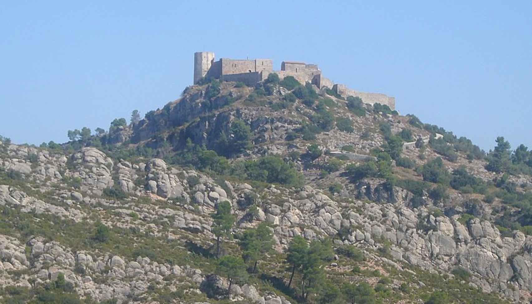Castillo de Claramunt en la colina