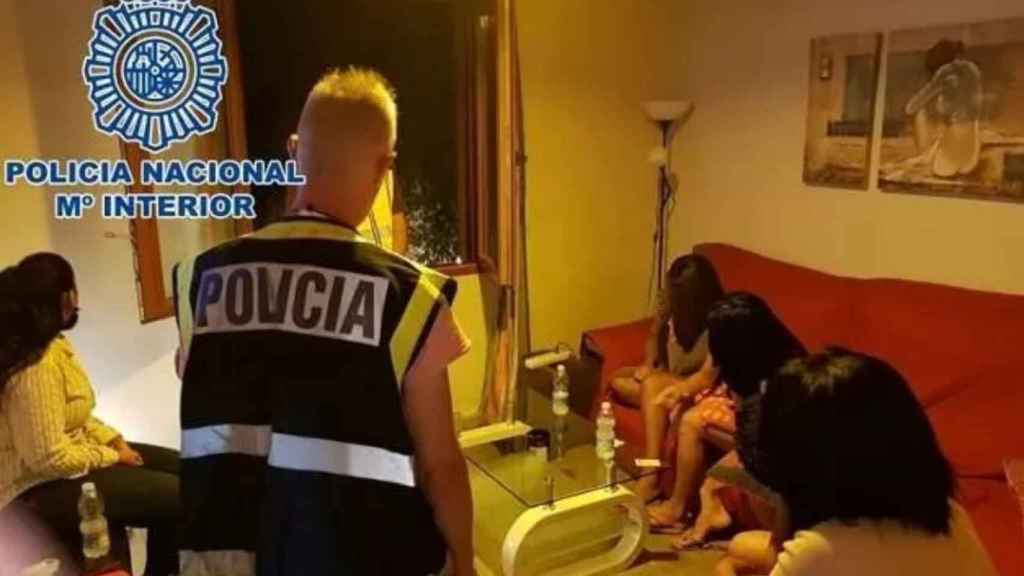 Un agente de Policía Nacional, en una operación contra las víctimas de trata