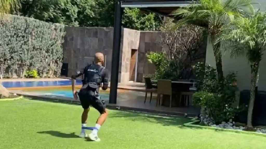 Dani Alves, durante un entrenamiento en su mansión en Barcelona