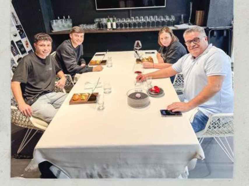 Pedri, acompañado por su hermano y sus padres, en una comida en Disfrutar