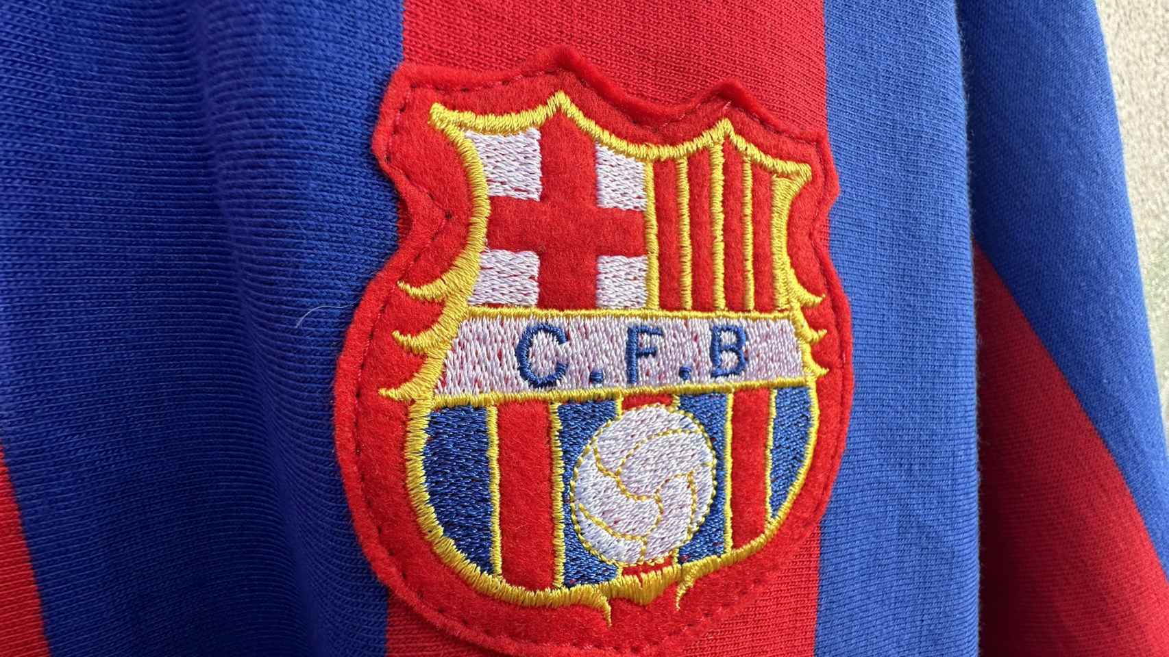 El escudo de la última camiseta retro del Barça