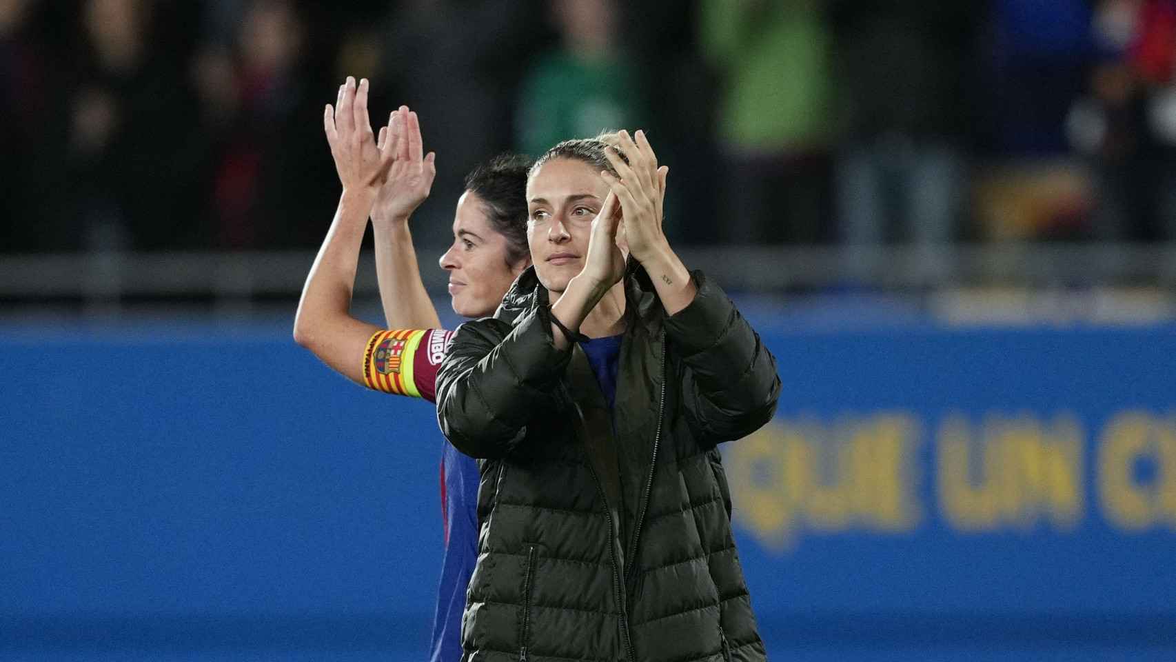 Alexia Putellas aplaude el apoyo de los aficionados al Barça Femenino