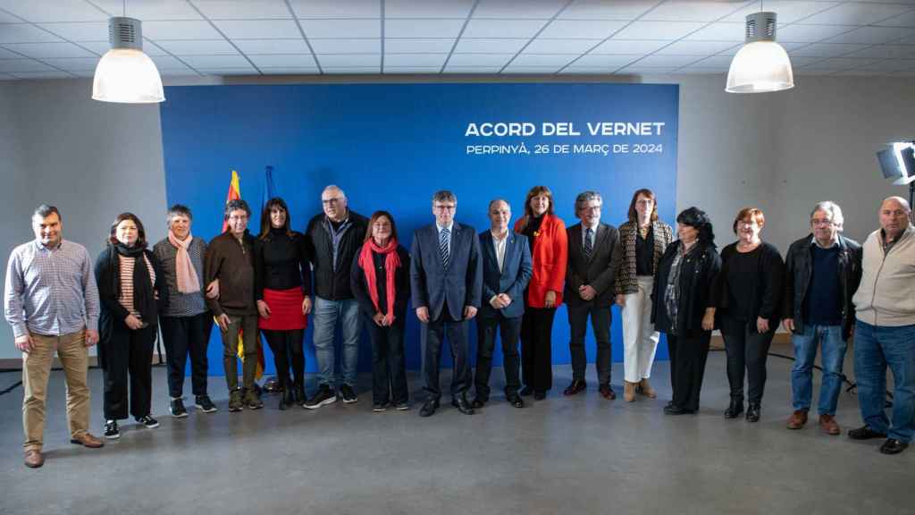 Foto de la firma del acuerdo de Junts con varios partidos secesionistas en Perpiñán