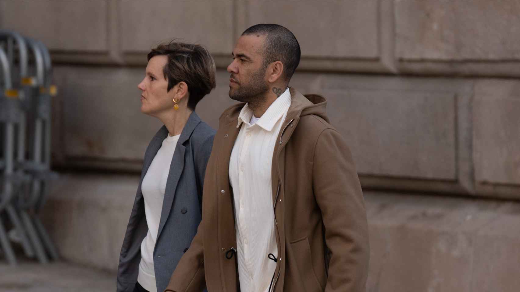 El exfutbolista Dani Alves y su abogada, Inés Guardiola, a su llegada a la Audiencia de Barcelona