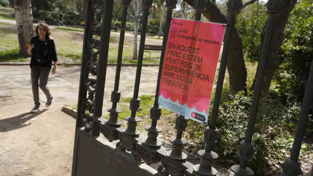 Advertencia en la entrada del Parque de la Ciutadella de Barcelona, cuya vegetación sufre por la sequía