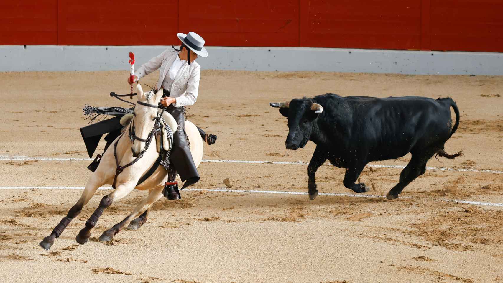 Lea Vicens en la corrida de toros solidaria La Sonrisa de María a 23 de Marzo de 2024 en Las Rozas (España)
