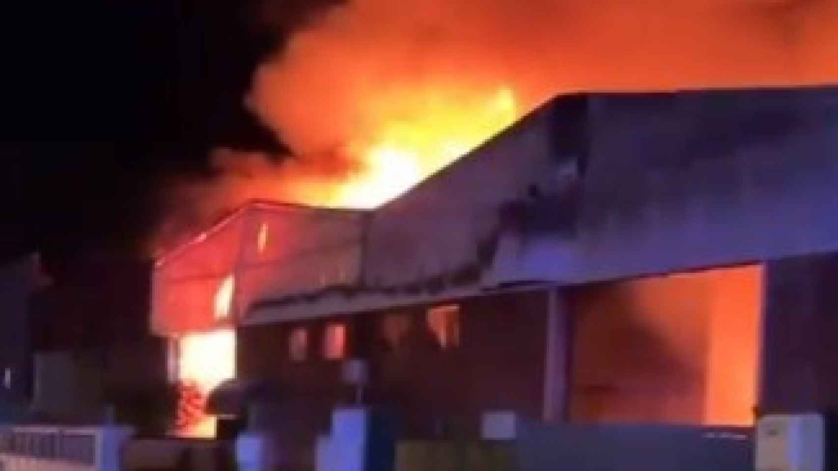 Incendio de una nave en un polígono en El Vendrell (Tarragona)