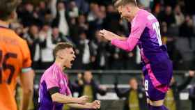 Joshua Kimmich celebra un gol de Alemania con Maximilian Mittelstädt