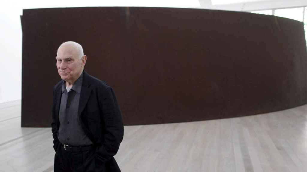 Richard Serra, junto a una de las piezas de ‘La materia del tiempo’ en el Museo Guggenheim de Bilbao.