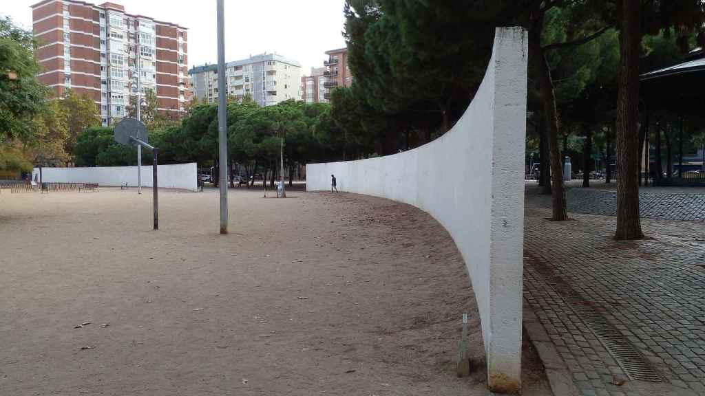 ‘El muro’ de Richard Serra, en la plaza de la Palmera del barrio de la Verneda, Barcelona.