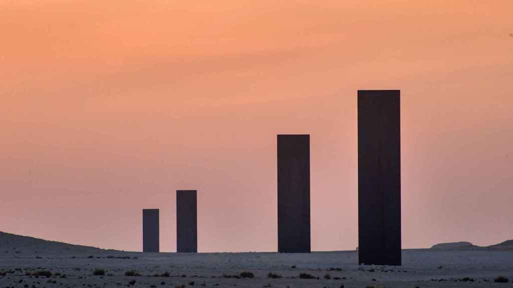 ‘East West/West East’ (2014), la instalación de Richard Serra en el desierto de Catar.