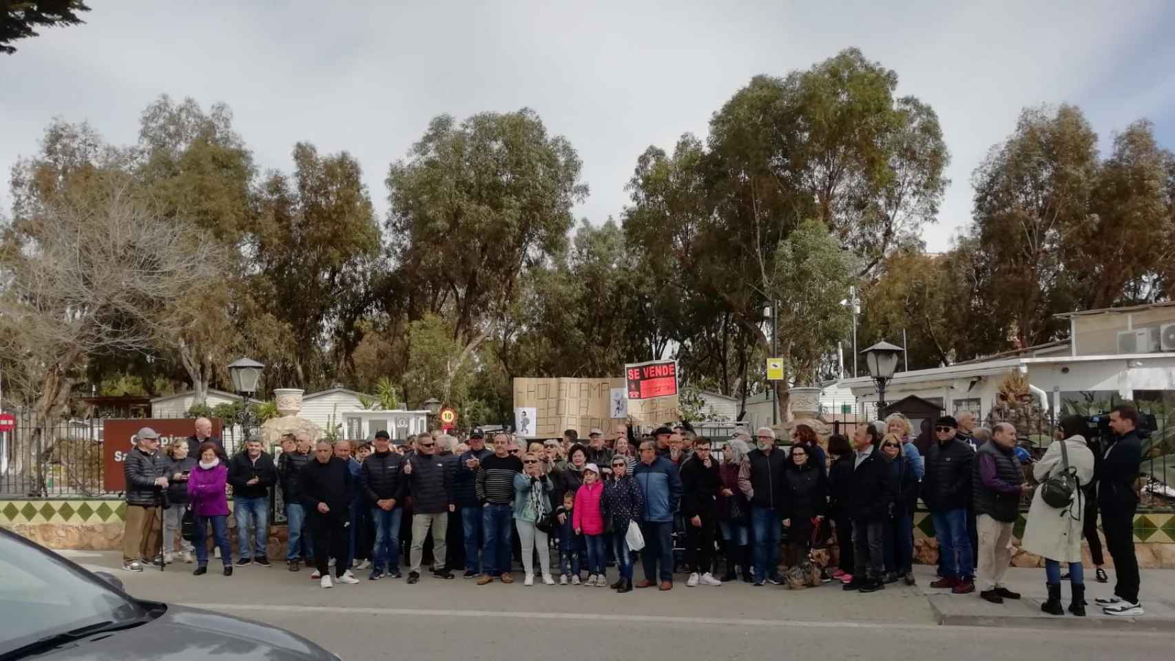 Manifestación de afectados, frente al Camping Sant Salvador de Coma-ruga