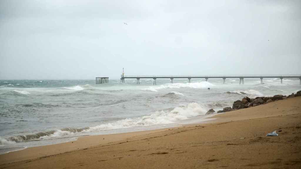 Temporal marítimo en la playa de Badalona, en 2023