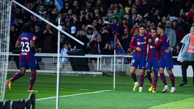 Los futbolistas del Barça celebran el gol de Raphinha en Montjuïc