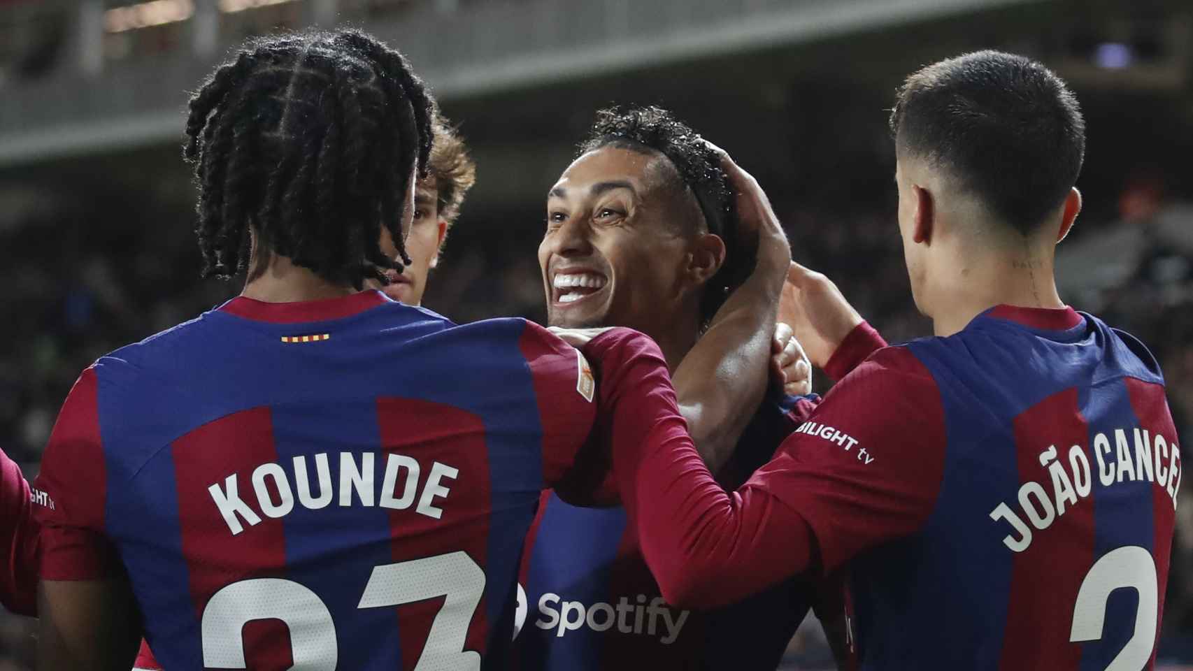 Raphinha celebrando el gol ante Las Palmas con sus compañeros