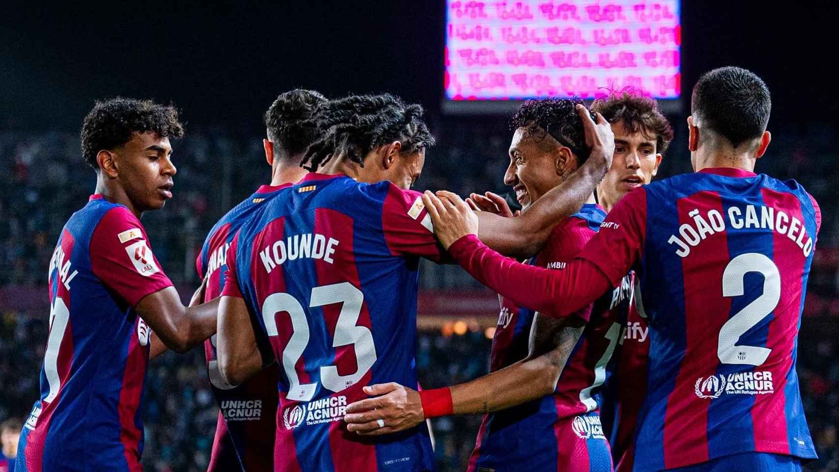 Koundé felicita a Raphinha por su gol en el Barça-Las Palmas