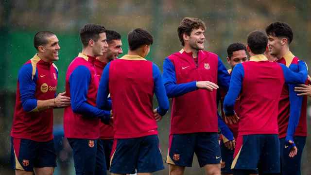 Los jugadores del Barça se ríen durante una sesión de entrenamiento
