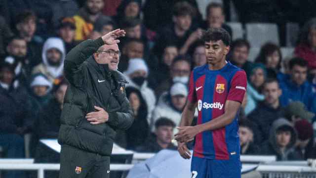 Óscar Hernández, el Klopp del Barça, da indicaciones a sus jugadores contra Las Palmas