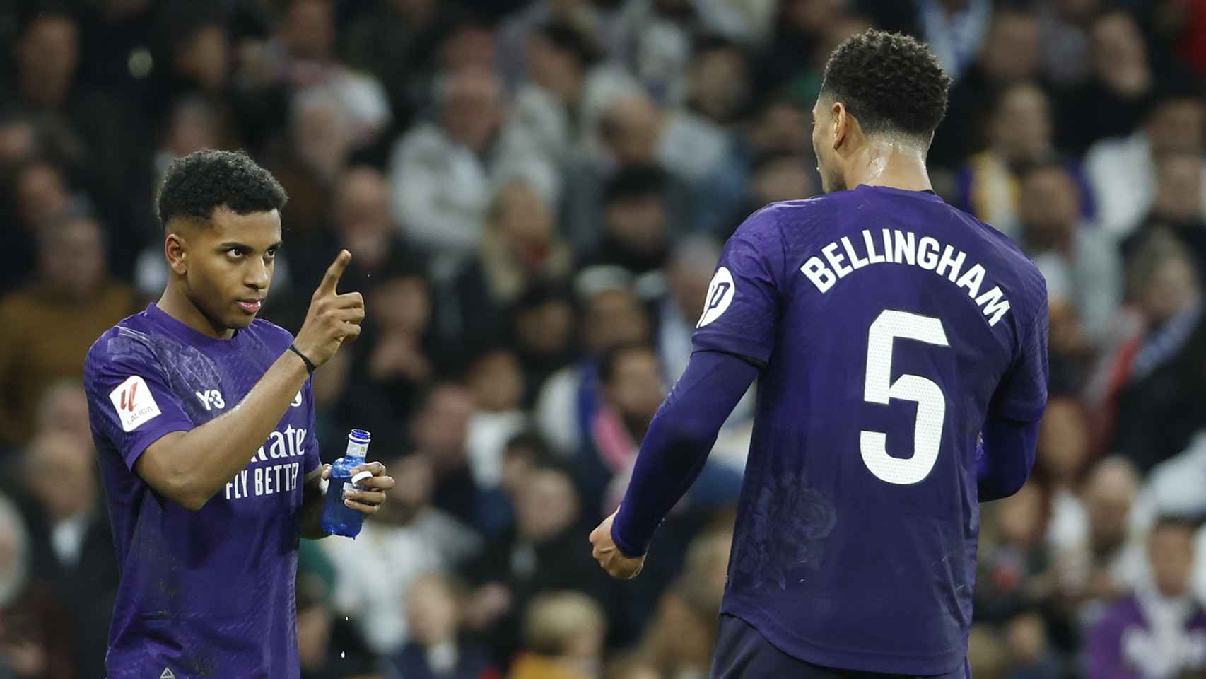 Rodrygo hace un gesto a Bellingham en el Real Madrid-Athletic