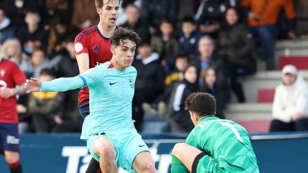 Héctor Fort disputa un balón en la victoria del Barça B contra el Osasuna