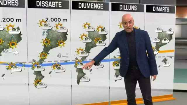 Tomàs Molina, el hombre del tiempo de TV3, durante una emisión en 'prime time'