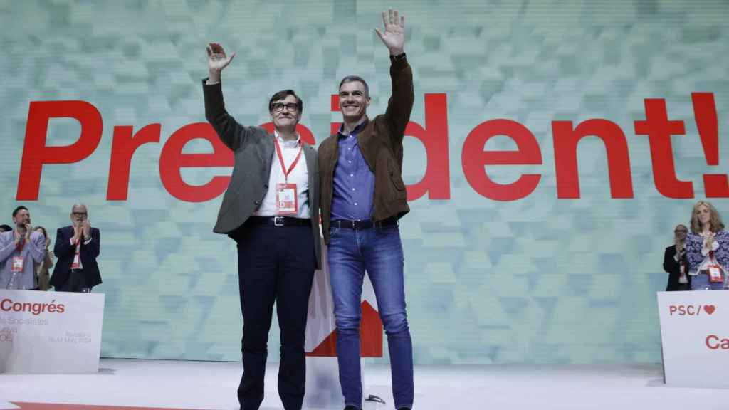 El primer secretario del PSC, Salvador Illa, y el secretario general del PSOE, Pedro Sánchez, durante el acto de clausura del 15º Congreso del PSC