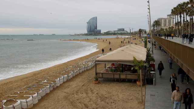Imagen de la playa de la Barceloneta en Barcelona tras 'Nelson'