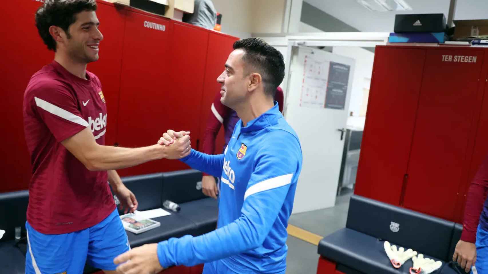 Sergi Roberto saluda a Xavi Hernández después de su fichaje como entrenador del Barça