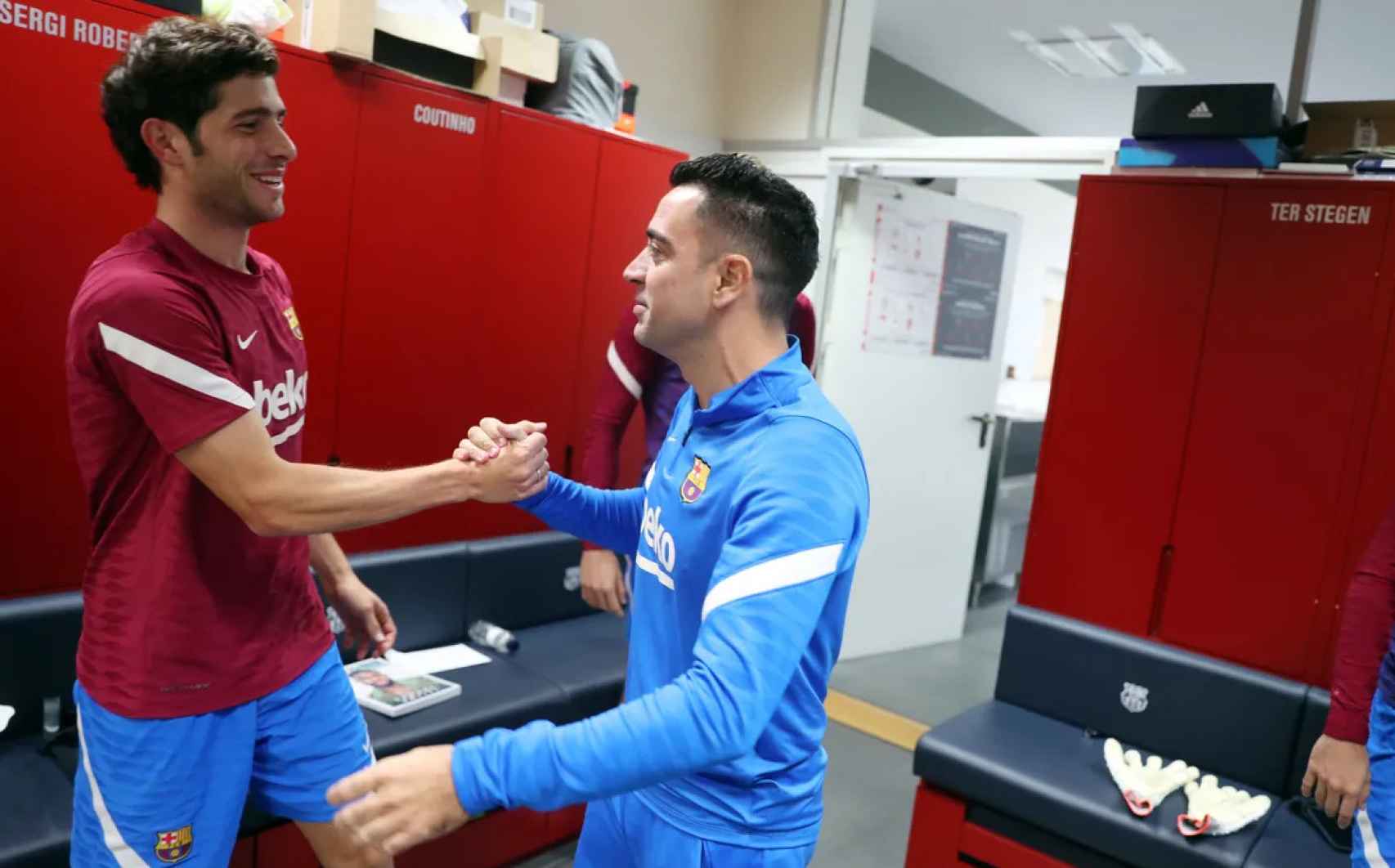 Sergi Roberto saluda a Xavi Hernández después de su fichaje como entrenador del Barça