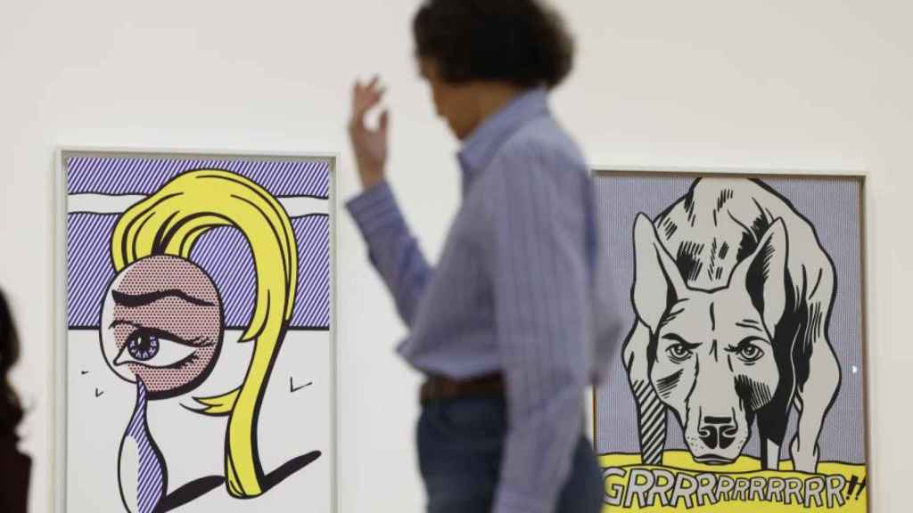 Una visitante pasea entre los lienzos de Roy Lichtenstein ‘Grrrrrrrrrr!!’ (1965) y ‘Girl with Tear’ (1977).