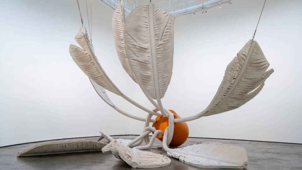 La escultura de grandes dimensiones de Claes Oldenburg y Coosje van Bruggen titulada  ‘Soft Shuttlecock’ (1995).