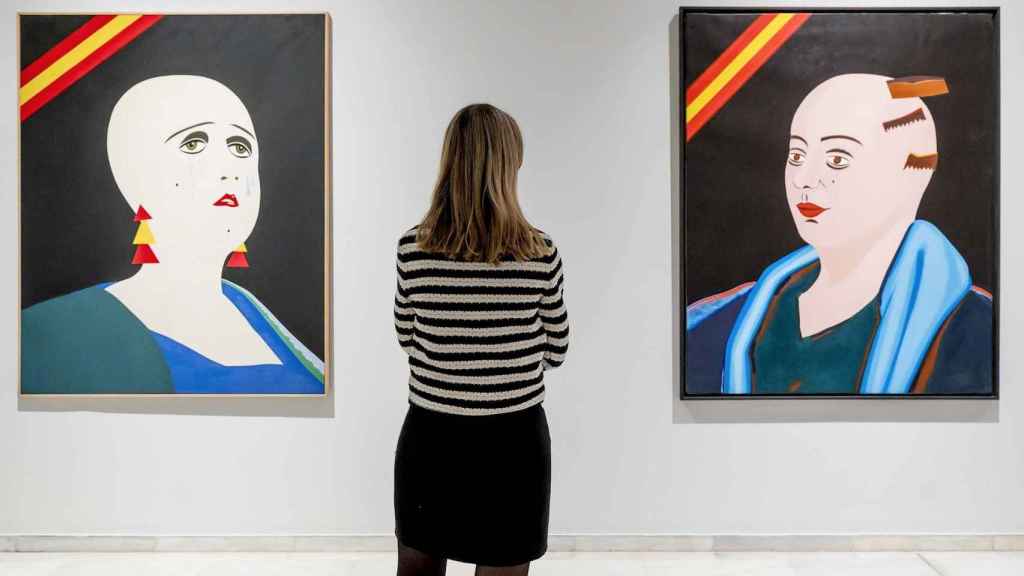 Una mujer se detiene a observar dos lienzos de Eduardo Arroyo, incluidos en la retrospectiva que le dedica la Fundación Bancaja.