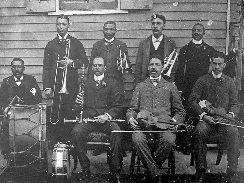 Dee Dee Chandler (último a la izquierda) junto a un combo de músicos de 'jazz'.