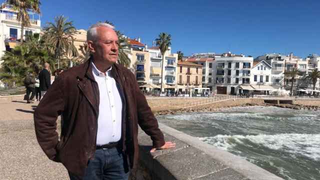 El secretario general del PP de Cataluña, Santi Rodríguez, en la playa de Sitges
