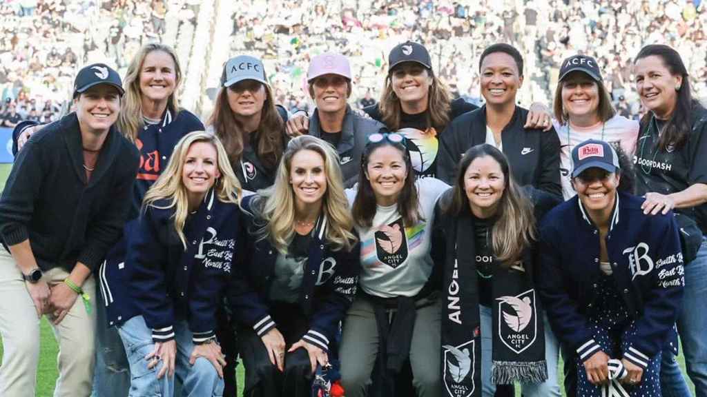 Los fundadores e inversores del Angel City FC en el terreno de juego