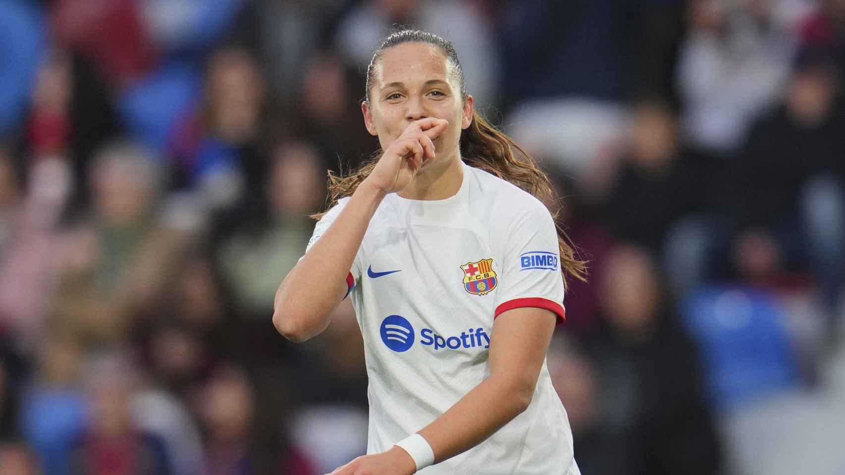 Martina Fernández festeja su primer gol en la Liga F con el Barça Femenino
