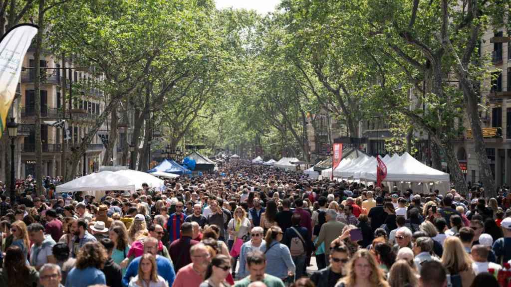 Las ramblas durante el pasado Sant Jordi 2023