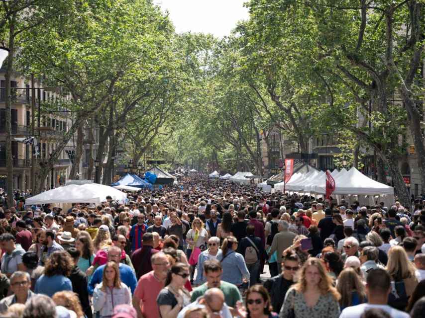 Las ramblas durante el pasado Sant Jordi 2023